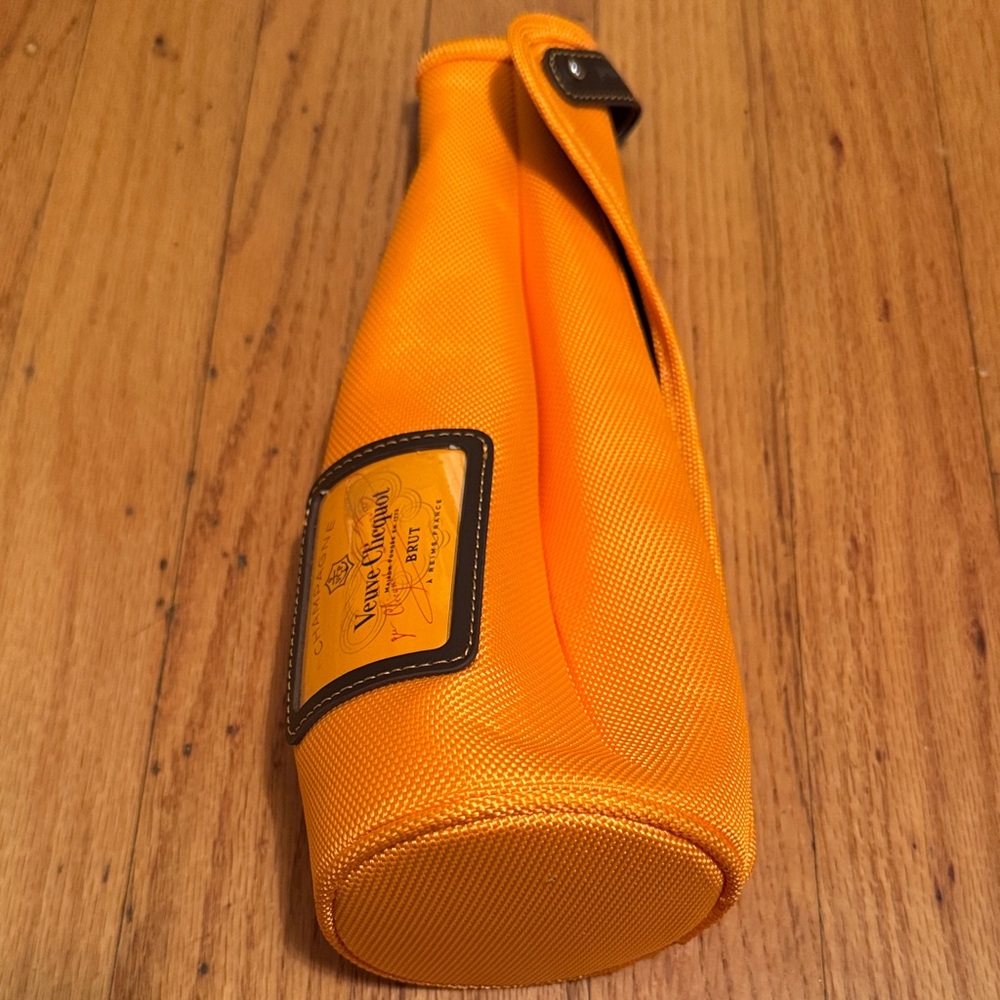 VEUVE CLICQUOT insulated champagne ice jacket